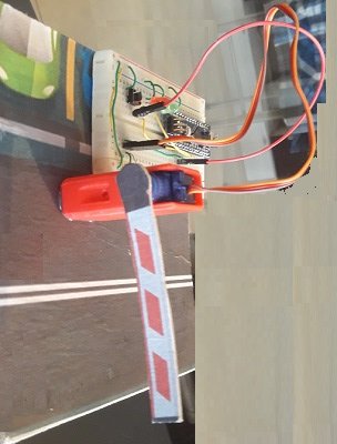 Chicas y chicos programando Arduino - robot barrera