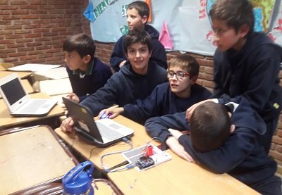 Chicas y chicos programando Arduino